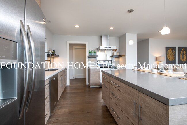 Foto del edificio - Top Floor 2BD/2BA Waterfront Luxury in Greenwood Cove!  Pool!  Parking!  FOUNDATION