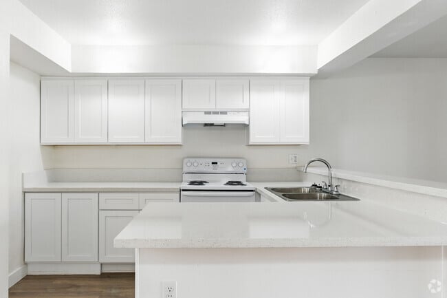 1BR, 1BA - 790SF - Kitchen - Mountain View