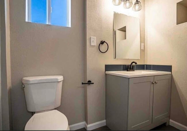 Foto del edificio - 1901 E 9th St