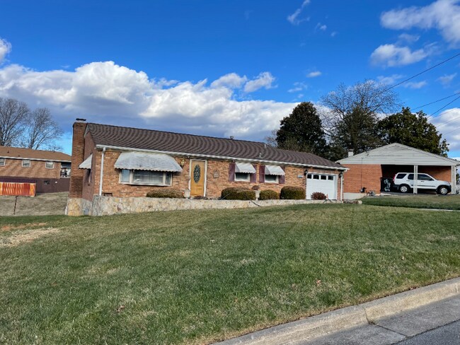 Building Photo - 606 Doe St
