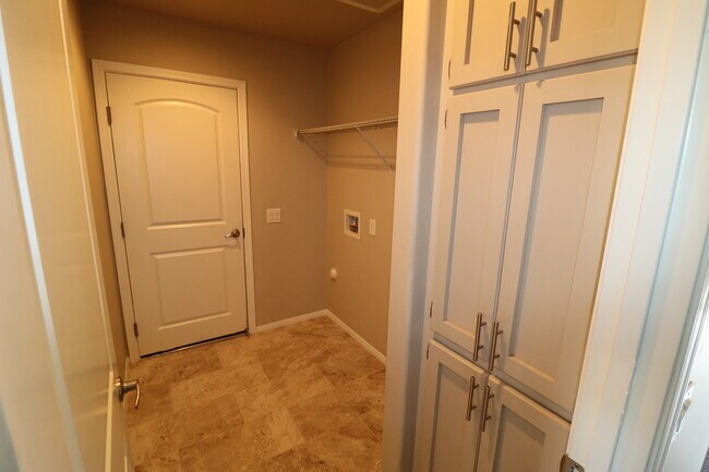 Foto del edificio - NO STAIRING! Single-Story Living!