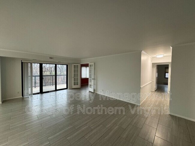 Building Photo - 205 Yoakum Pkwy