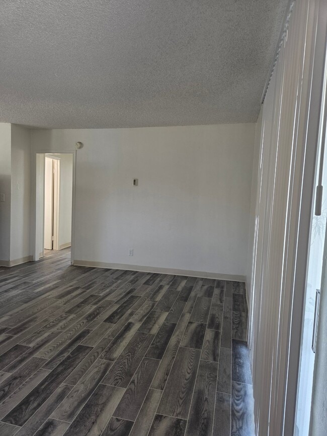 Building Photo - 995 N Mollison Ave