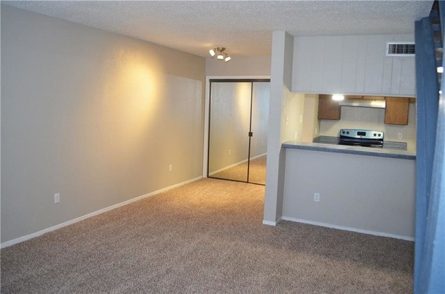 Building Photo - 4634 Country Creek Dr