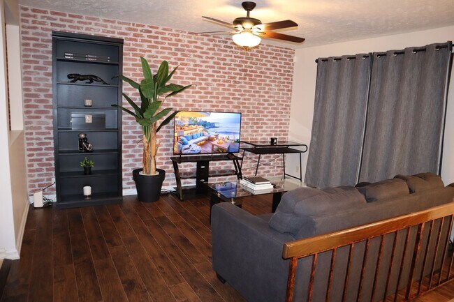 Building Photo - La Vista Home For Rent