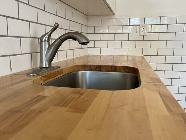 Foto del edificio - Modern 3-Bedroom Charmer with Bright Inter...
