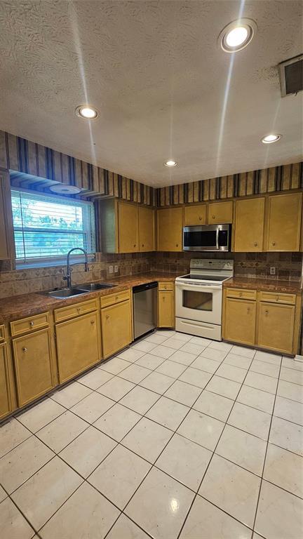 Building Photo - 22218 Russell Dr
