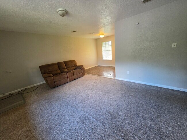 Foto del edificio - 647 N Carnation St