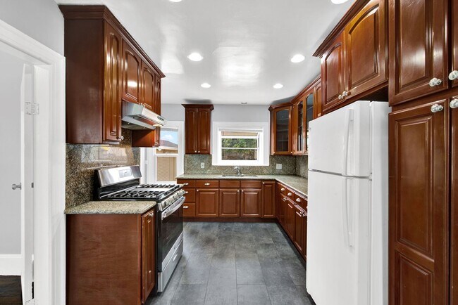 Building Photo - 2 Bedroom 1 Bath House in Oakland -- Avail...