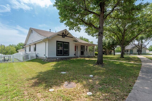 Building Photo - 112 Steele