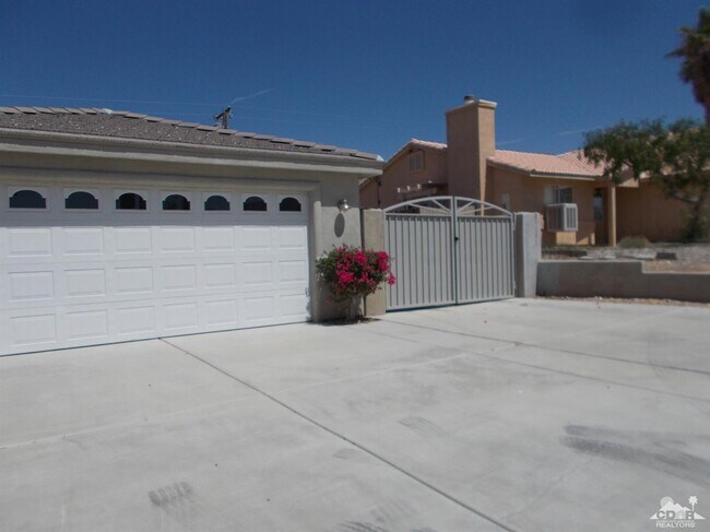 Building Photo - 9641 Vista Del Valle