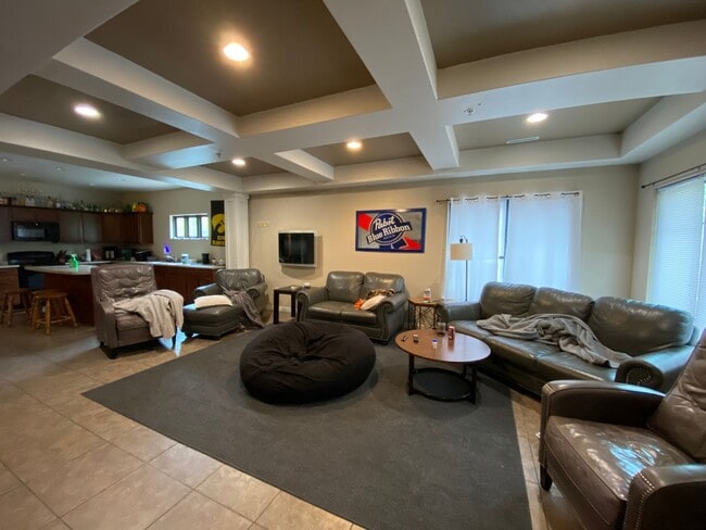 Building Photo - $4,400 | 5 Bedroom, 3 Bathroom Condo | NO ...