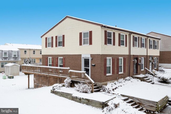Building Photo - 1 Robinway Ct