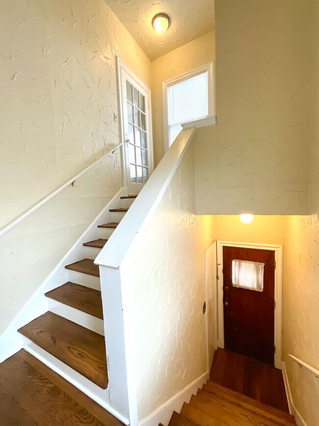 Building Photo - **APPLICATION RECEIVED** AVAILABLE NOW! 2 Bedroom Upstairs Unit!