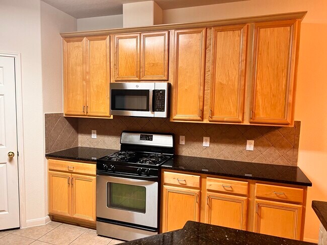 Foto del edificio - 9406 Lakeway View Ln