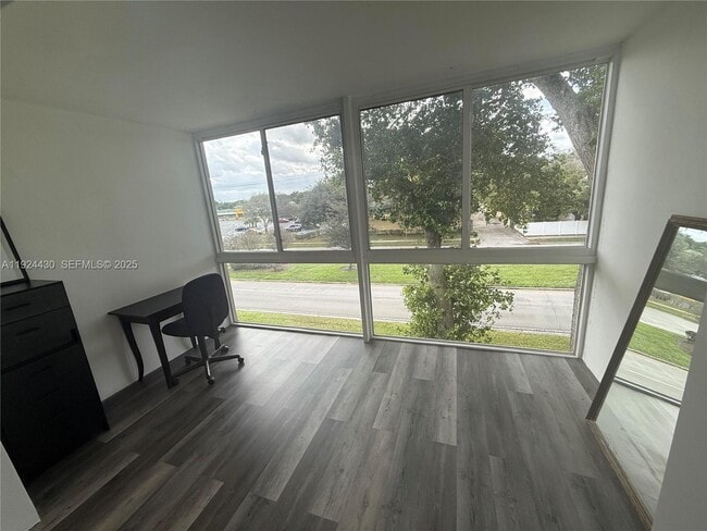 Foto del edificio - 1000 Country Club Dr