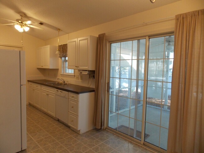 Foto del edificio - 716 Lilly Naz Ln