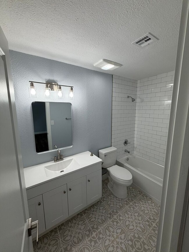 Building Photo - 3 Bed | 2 Bath House