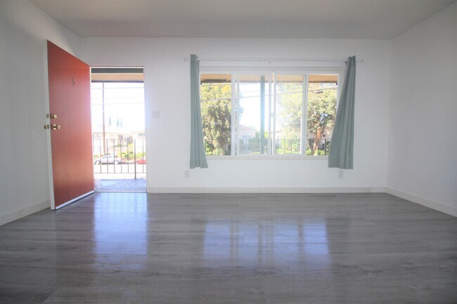 Building Photo - 7346 Woodman Ave