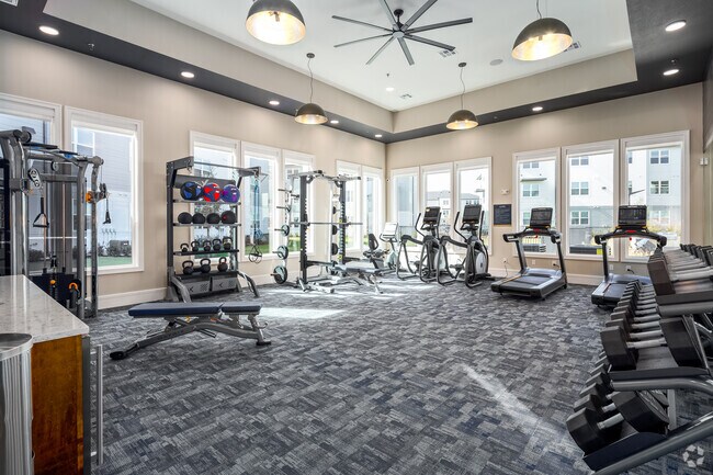 Moderno club deportivo con equipos de entrenamiento cardiovascular y de fuerza - The Hightone