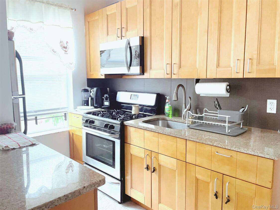 Foto del edificio - 60-08 Cooper Ave