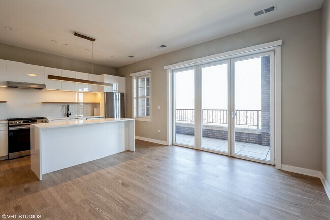 Foto del edificio - 3728 N Lake Shore Dr.
