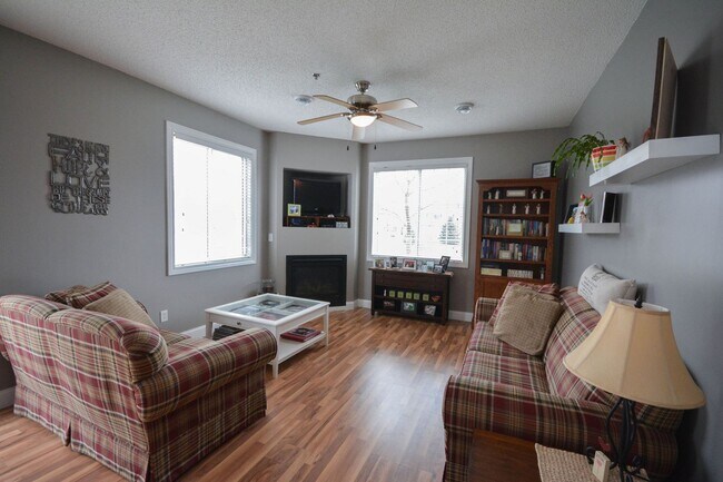 Building Photo - Beautiful Boulder Ridge end unit townhome w/upgrades throughout!