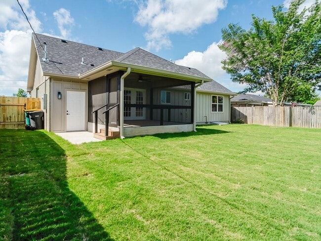 Building Photo - 1705 W Cypress St