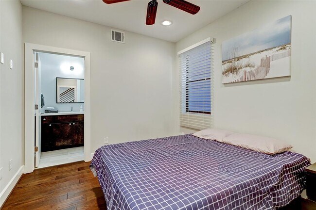 Foto del edificio - 3015 Gillespie St