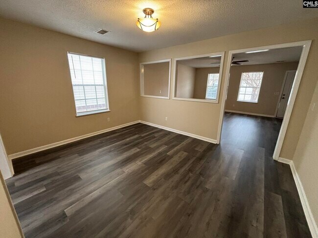 Foto del edificio - 107 Chapelwood Dr