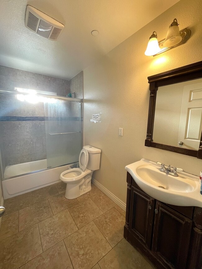 Building Photo - 1230 E 33rd St