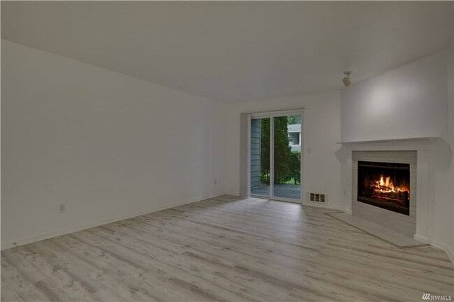 Building Photo - Charming condo at Echo Lake
