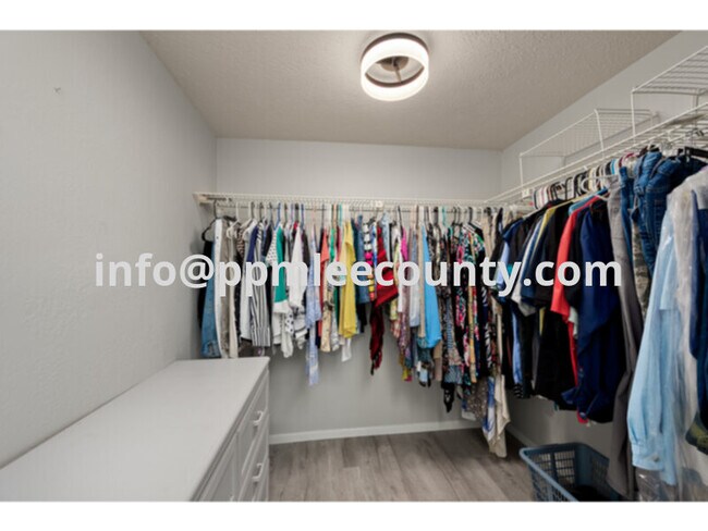 Building Photo - SE Cape Coral 3 bed Condo in Waterfront Co...