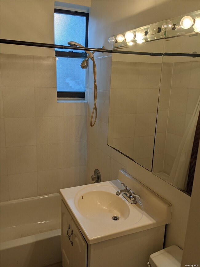 Foto del edificio - 22-46-46 79th St