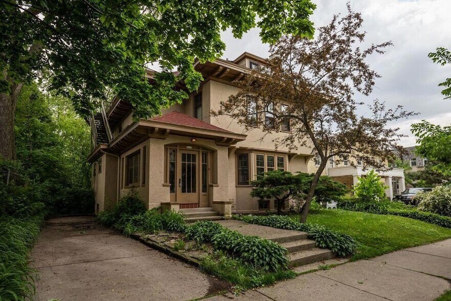 Foto principal - 2119 E Kenilworth Pl
