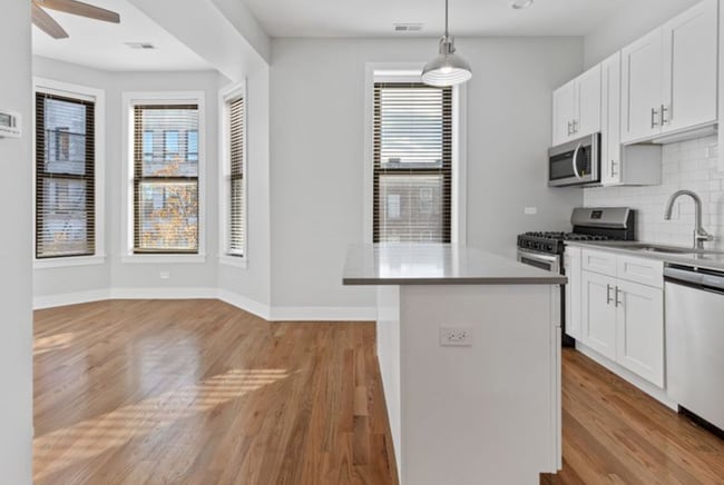 Building Photo - 356 W Dickens Ave