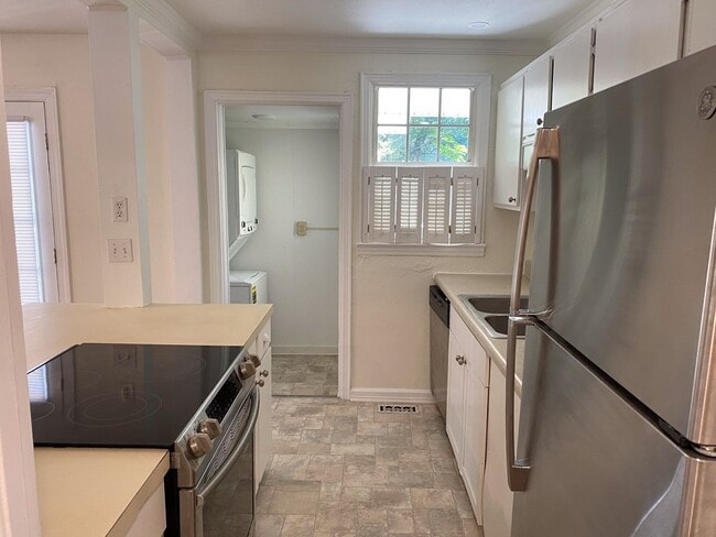 Building Photo - MIDTOWN LOCATION - 2bd/1ba with large yard and washer/dryer