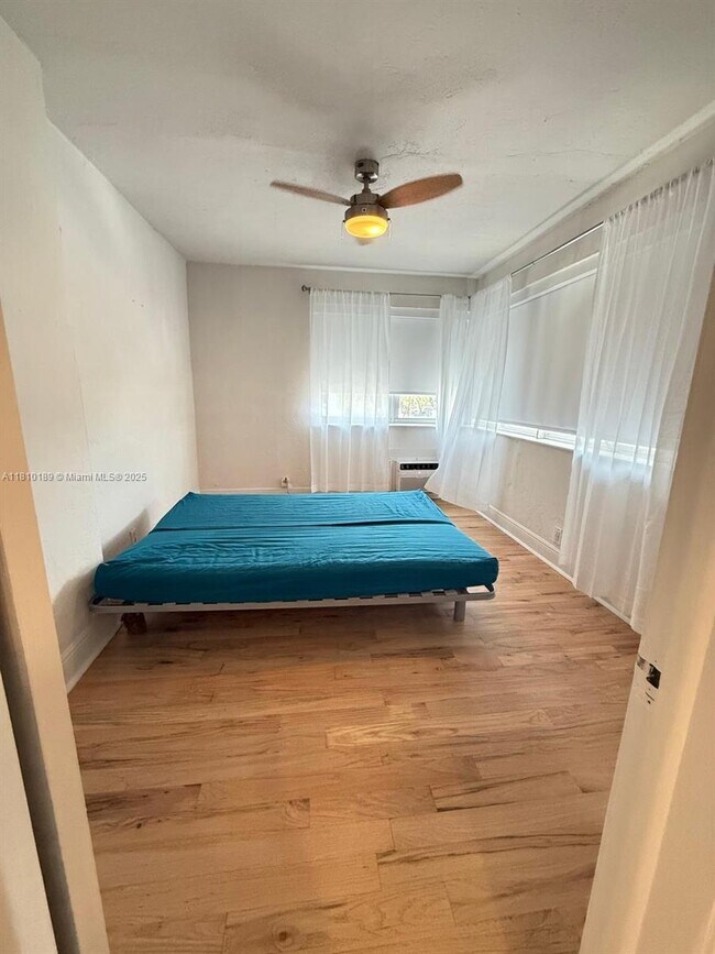 Foto del edificio - 6944 Byron Ave