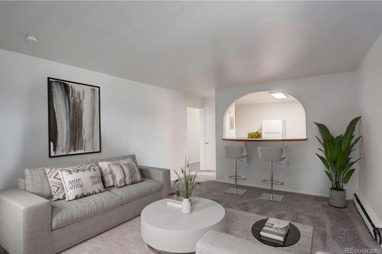 Foto principal - Spacious & Remodeled 3-Bedroom Corner Unit...