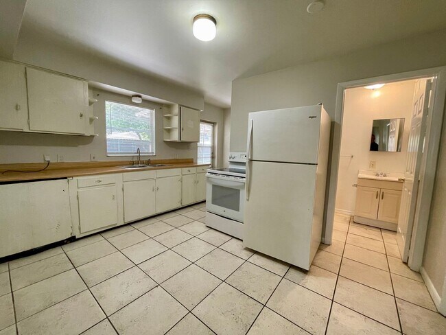 Building Photo - 10113 N Lantana Ave