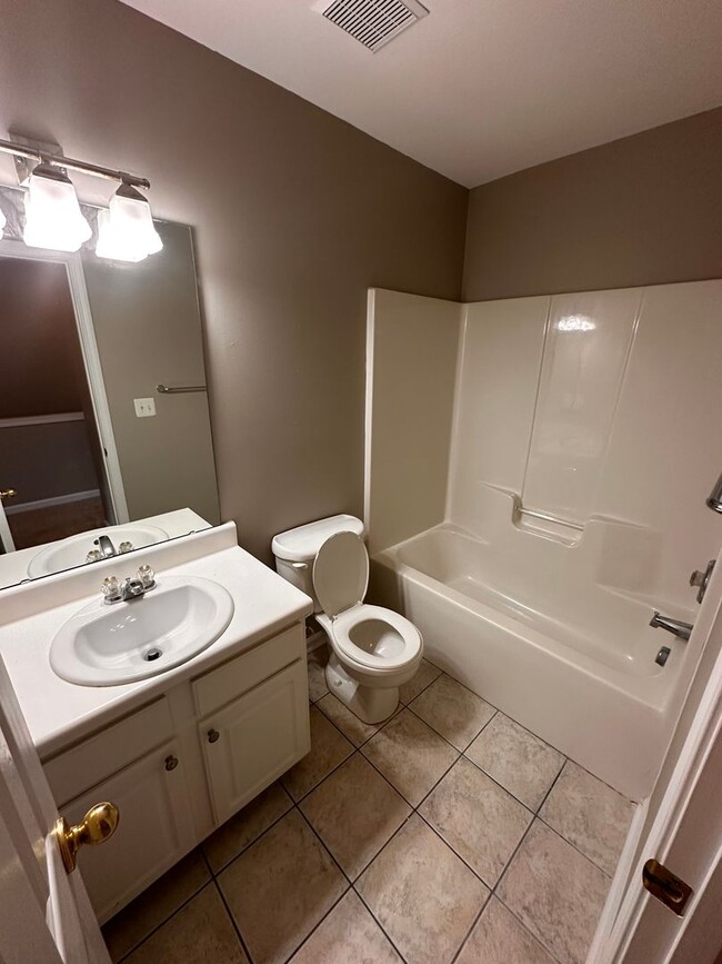 Foto del edificio - North Raleigh Location! End-Unit Townhouse...