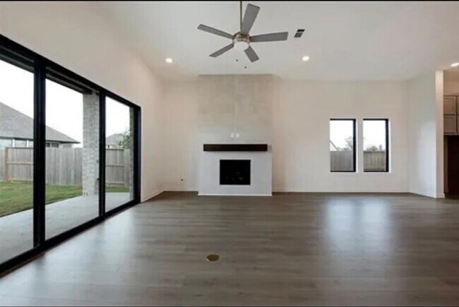 Building Photo - 4611 Columbus Dr