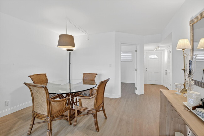 Building Photo - 9820 S Hollybrook Lake Dr