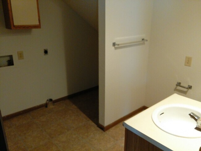 Foto del edificio - Great 2 Bed 2 Bath 1 Car Garage Split Level Duplex