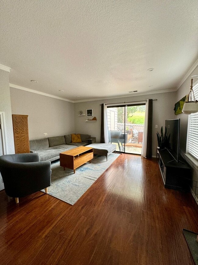 Building Photo - Condo in Central SLO backing on Open Space
