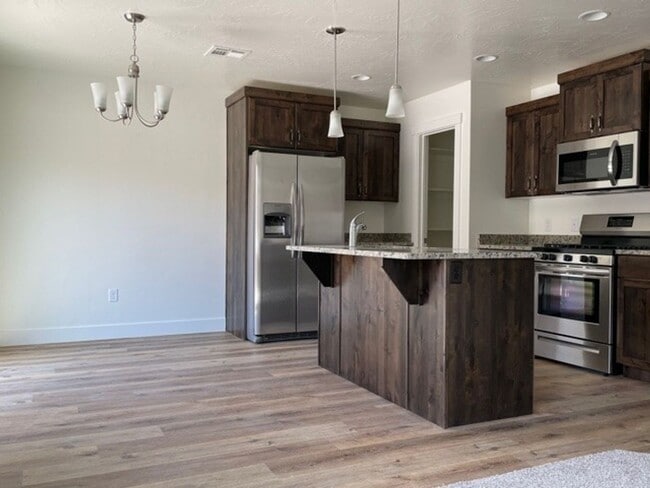 Building Photo - Desert Bluff 4 Bed Home!