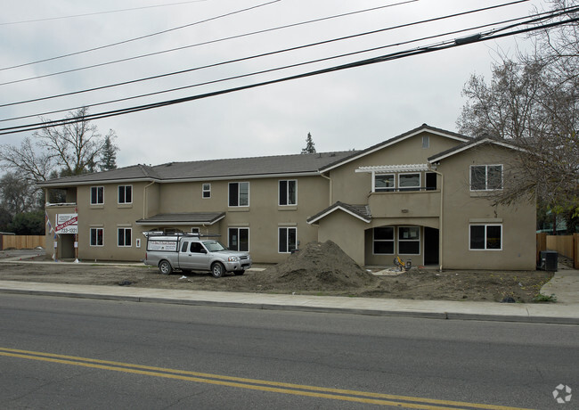 Primary Photo - Hall Street Apartments