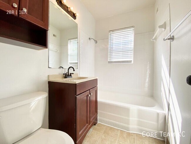 Building Photo - Spacious 2 Bedroom For Rent