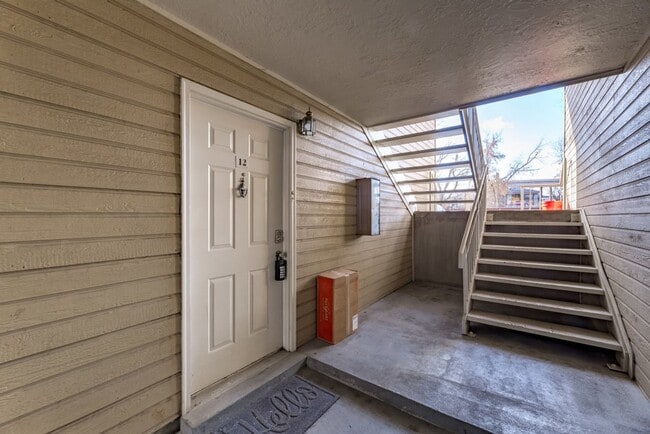 Foto del edificio - Updated Condo In Excellent Location, First...