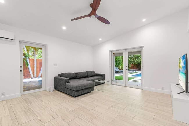 Foto del edificio - 443 NE 71st St